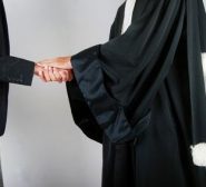 Anwalt tröstet Mandanten