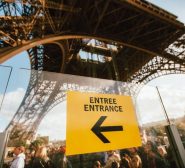 Sonntagsarbeit in Frankreich mit dem neuen Macron-Gesetz und Touristen