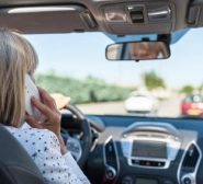 Telefonieren mit dem Handy beim Fahren mit dem Auto