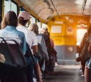 Mitarbeiter arbeitet in einem Bus