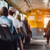 Mitarbeiter arbeitet in einem Bus