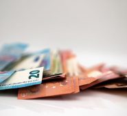 Bezahlter Urlaub nach angefochtener Kündigung