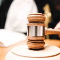 Pflicht zur Vorlage eines Schriftstuecks vor dem frz. Arbeitsgericht