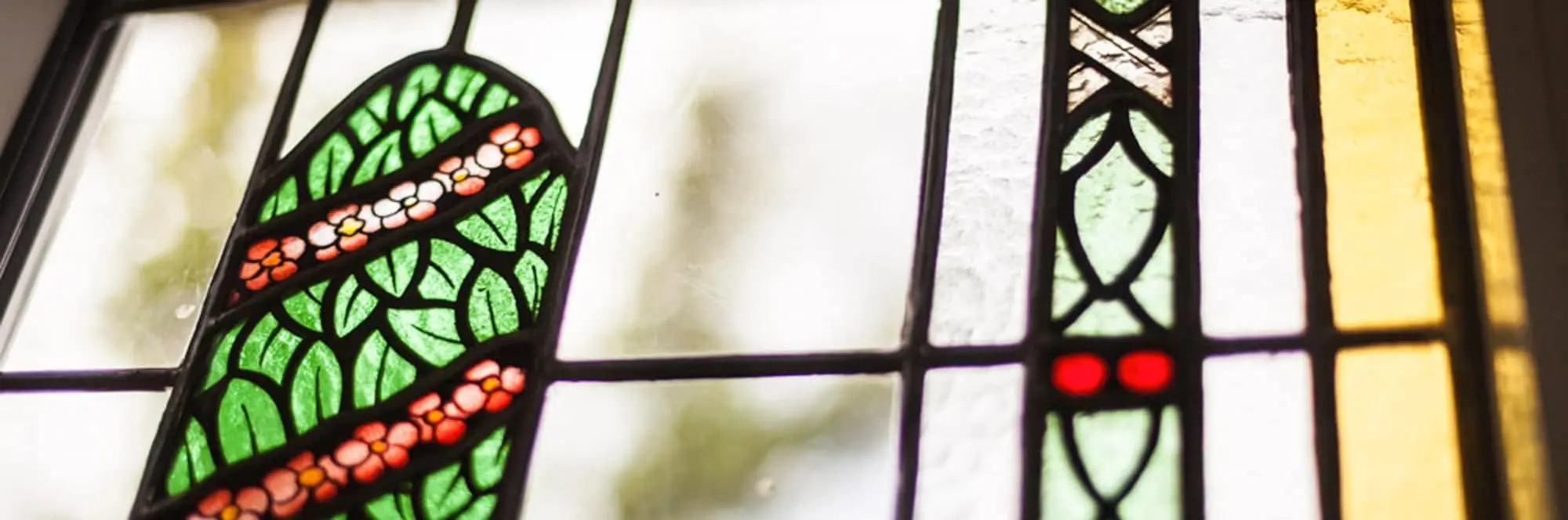 eine Nahaufnahme eines Buntglasfensters