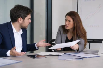 Streit unter zwei Gesellschaftern in Frankreich am Schreibtisch